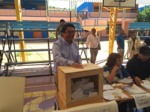 El ex gobernador Cristian Sáez vota en el Liceo Estela Ávila (Foto: OvalleHOY.cl)