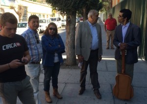 Juan Carlos Castillo conversa afuera del local de votación (Foto: OvalleHOY.cl)