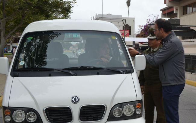 Menores de 12 años sólo podrán trasladarse en asientos traseros en vehículos livianos