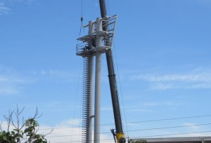 La primera de las gigantescas torres de iluminación está en pie