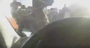 El momento en que uno de los crianceros es alcanzado por la máquina (Foto: video)