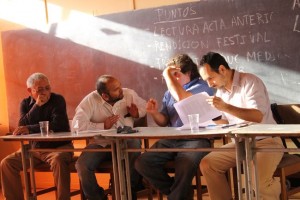El diputado Daniel Núñez junto a los dirigentes de todas las comunidades de la ruta 43, informa en Pejerreyes, sobre los cambios que hará el MOP al diseño original, satisfaciendo los requerimientos de las comunidades de ese sector.