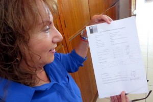 Consejera Lidia Zapata, muestra el acta de apertura de las propuestas económicas.