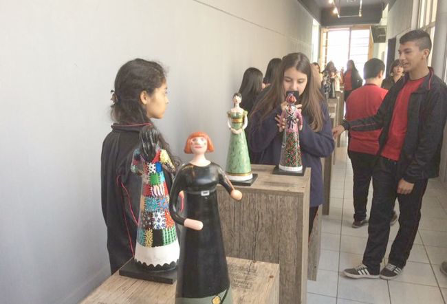 Estudiantes visitan obras exhibidas en Centro Cultural Municipal