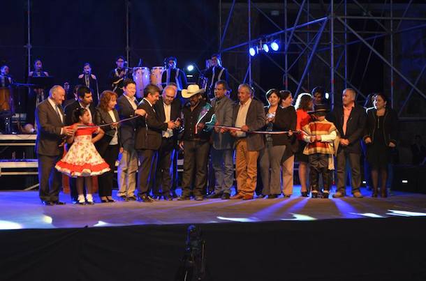 El alcalde Juan Carlos Castillo junto al intendente Claudio Ibañez y las autoridades inauguraron el Centro Cultural (Foto: Cedida)