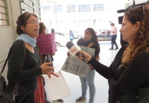 Un grupo de manifestantes de movimientos femenistas locales llegaron hasta el tribunal para expresar su repudio al ataque.