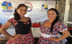 Las candidatas a reina Lessly Cuello Olivares y Carla Sepúlveda Ardiles, pusieron la nota de belleza y simpatía (Foto: OvalleHoy.cl).