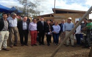 Las autoridades junto a los pobladores de Los Nogales (foto: cedida).