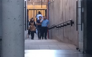 El público que quedó afuera reclamó que hubo gente que fue ingresada por atrás del recinto del TMO como muestra la foto captada por nuestro equipo.