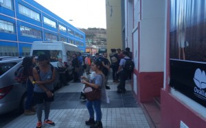 Algunos asistentes con tickets de entrada quedaron afuera (foto: OvalleHOY.cl)