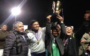 Quiscal recibe de manos del alcalde Rentería la copa de Campeón (foto: cedida)