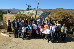 Los estudiantes de Mantos de Hornillos, apoderados y ejecutivos de la empresa junto a los paneles solares (Foto: Cedida)