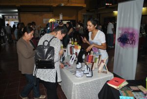 Distintos emprendedores participaron en el Showroom Amor de Mamá (foto: OvalleHOY.cl)