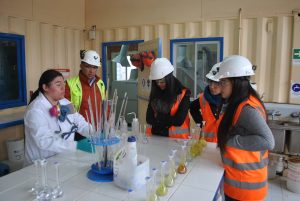 Las estudiantes en la visita al Laboratorio (Foto: Cedida)