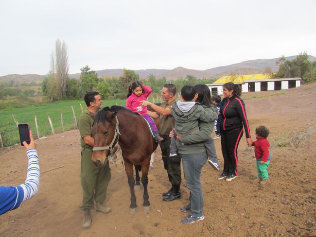Párvulos de Cogotí 18 visitan Retén de Frontera para saludar a Carabineros en nuevo aniversario