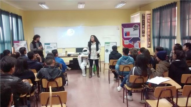 Alumnos del Colegio Raúl Silva Henriquez recibieron visita de EXPLORA CONICYT