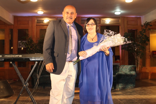El alcalde Pedro Valdivia junto a una de las homenajeadas (Foto: cedida)