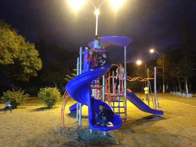Niños de Las Sossas gozan a concho con su nueva plaza de juegos