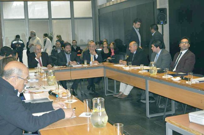 Alcaldes molestos ante la prematura finalización de la emergencia post terremoto