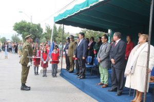 El gobernador Pleticosic da el permiso para iniciar el desfile (Foto: Cedida)