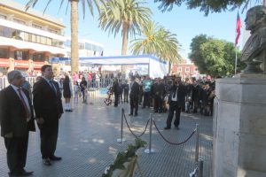 Autoridades depositan ofrenda floral ante el busto del héroe