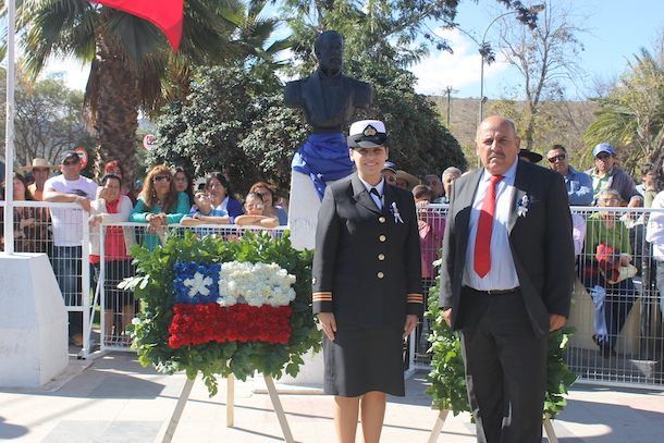 El alcalde Pedro Valdivia y la Tte 1º Valentina Martínez depositab la ofrenda floral a los pies del busto de Prat (Foto: Cedida)
