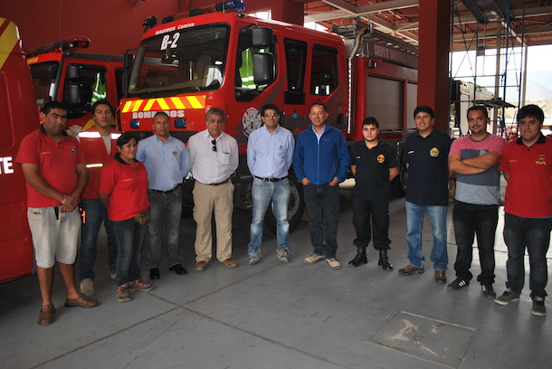 Los voluntarios del cuartel punitaquino junto a los representantes de la empresa (Foto: Cedida).