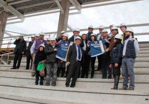 Ministra del Deporte y autoridades posando con las camisetas del ciclón en su visita a las obras del estadio de Ovalle/ Foto consejeto Teodoro Aguirre.