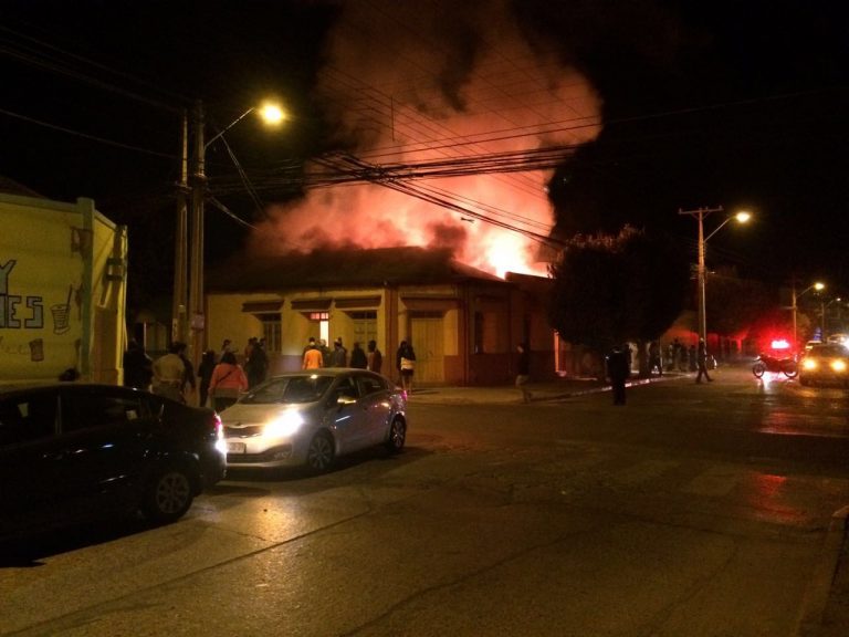 AHORA: Incendio afecta a domicilio en tradicional sector de Ovalle