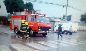 Carro de Bomberos fue colisionado en los momentos que respondía a la emergencia.