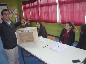 Candidato Cristian Saez votando.