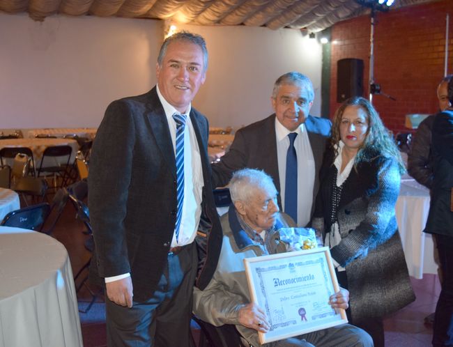 11 papitos ovallinos recibieron reconocimientos en el día del Padre