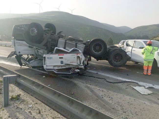 Camioneta aplastada por un camión: conductor fallece en el lugar