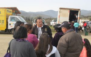 El administrador municipal Luis Gallardo conversa con los habitantes de San Pedro de Quiles (Foto: Cedida)
