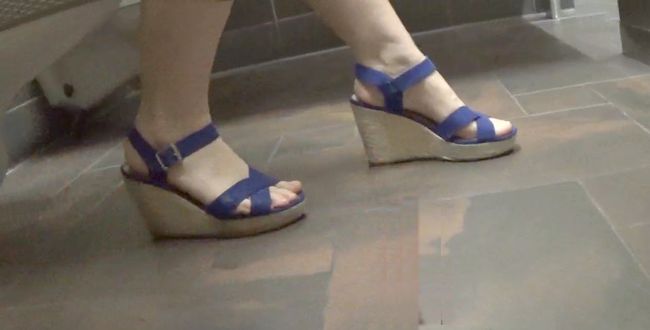 Requieren a joven que fotografiaba a mujer en un baño de damas.