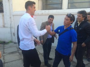 El saludo con su ex DT, "Pancho" Carvajal mientras más atrás espera Eduardo "Mocho" Gómez (foto: OvalleHOY.cl)