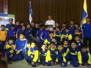 Enzo y los chicos de la Academia Municipal (foto: OvalleHOY.cl)
