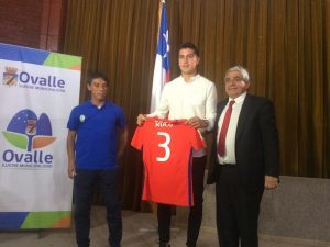 El jugador ovallino regaló a la ciudad su camiseta que será expuesta en el Hall del Municipio (foto: OvalleHOY.cl)