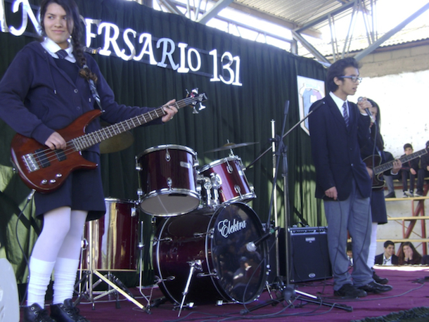 Luck Cortés y su banda, interpretando un tema musical (Foto: Cedida)