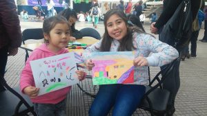 Fernanda Alfaro y Anahí Carvajal con sus dibujos ya terminados.