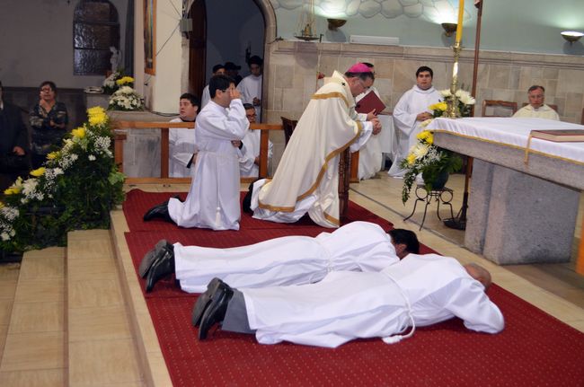 En parroquia “El Divino Salvador” de Ovalle  ordenan a dos nuevos Diáconos permanentes