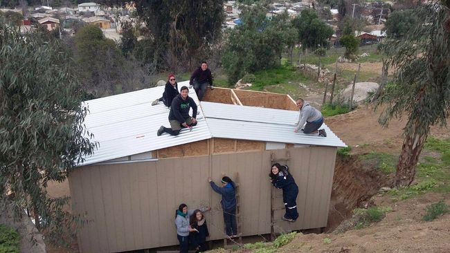 Jóvenes de Santiago y La Serena trabajan en levantar viviendas de emergencia en Monte Patria