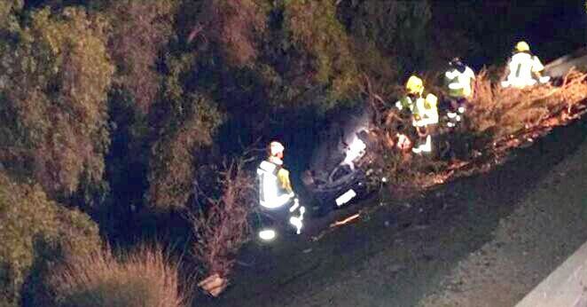 Dificultosa fue la labor de bomberos para rescatar a los lesionados desde el interior del movil.