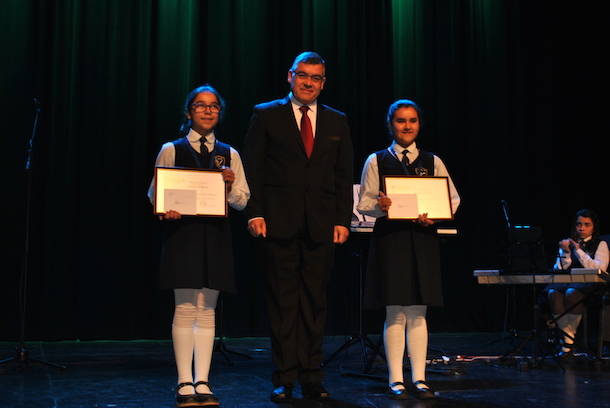 Valentina Cabrera Albornoz y Florencia Medalla Rodríguez, reciben su distinción Académica 2015 (foto: OvallehOY.cl)