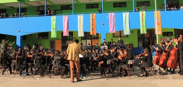 Orquesta Sinfónica del Colegio de Artes da sorpresivo concierto a Escuela de Monte Patria