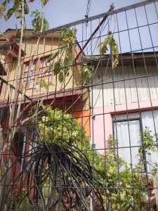 El cable roto quedó enrollado colgando de la reja de la vecina. 