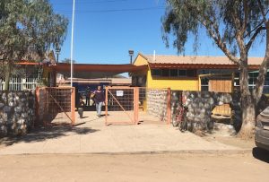 La escuela Aurora de Chile, en Nueva Aurora "quedaría muy cerca del lugar de extracción y chancado de hierro", dicen los dirigentes (Foto: OvalleHOY.cl)