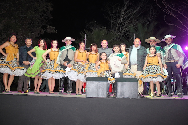 Las autoridades, encabezadas por el alcalde Pedro Valdivia,  junto a los cultores del folclor nacional  (Foto: Cedida).