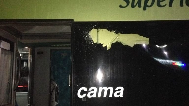 Mujer resulta con lesiones tras haber sido apedreado bus en el que viajaba