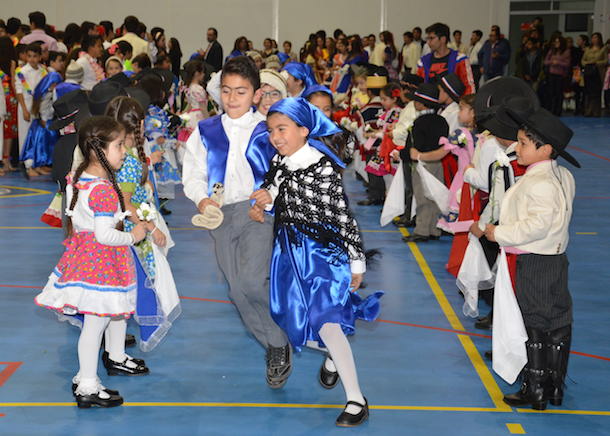 Con Gala Folclórica celebran las Fiestas Patrias en el Colegio Amalia Errázuriz
